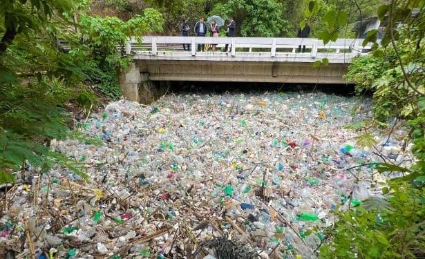 El río Guacalate, símbolo de vida en Sacatepéquez, hoy corre oculto bajo montañas de basura. Desde el Grupo Gestor de Antigua Guatemala alzamos la voz para reflexionar sobre esta crisis ambiental y social que nos afecta a todos. La contaminación, la falta de coordinación entre municipios y la indiferencia institucional han llevado al río al borde del colapso. Pero también ha despertado una fuerza poderosa: la de la ciudadanía organizada.

Este artículo invita a actuar, proponer y participar. Porque si el Guacalate ha olvidado su cauce, nos toca a nosotros recordárselo con trabajo colectivo, conciencia ambiental y amor por nuestro territorio.